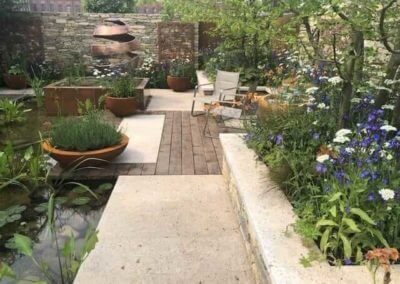 Gardengigs-THE-SILENT-POOL-GIN-GARDEN-Chelsea-Flower-Show-Pond-and-Metal-Arts-400x284